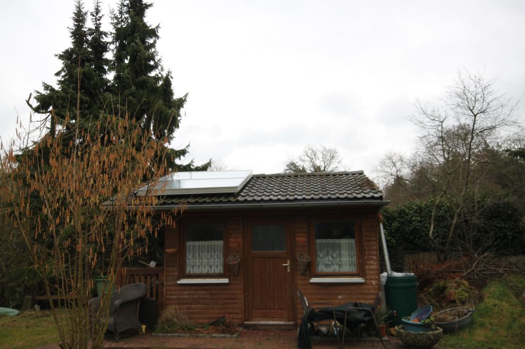 Gartenhaus mit Solarthermie-Kollektoren