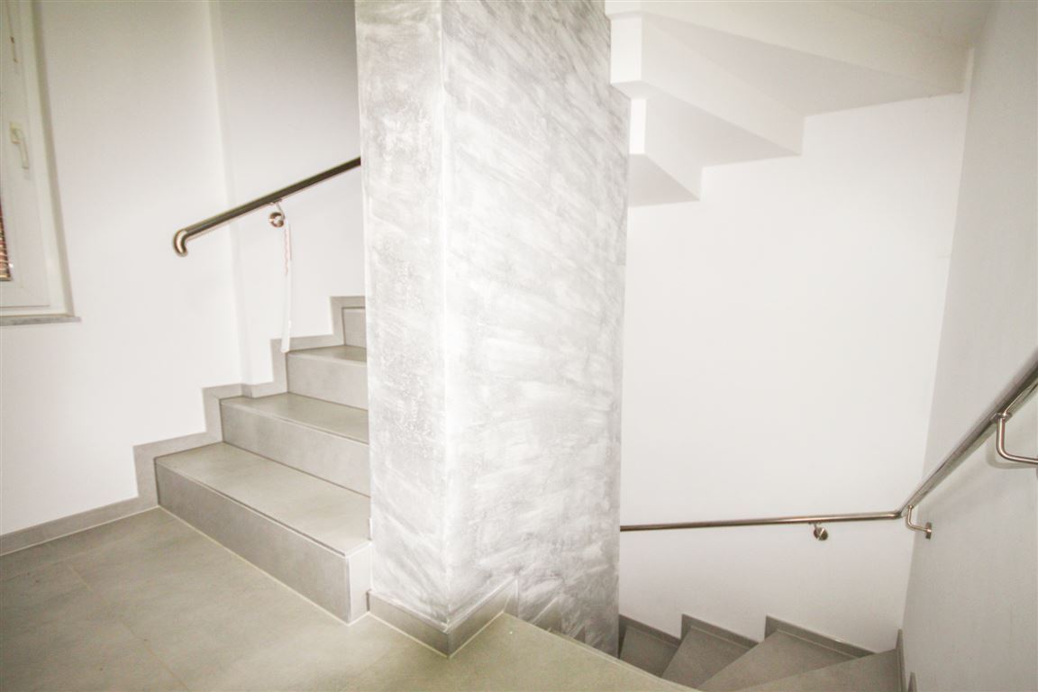 Treppenhaus mit Steintreppe MFH